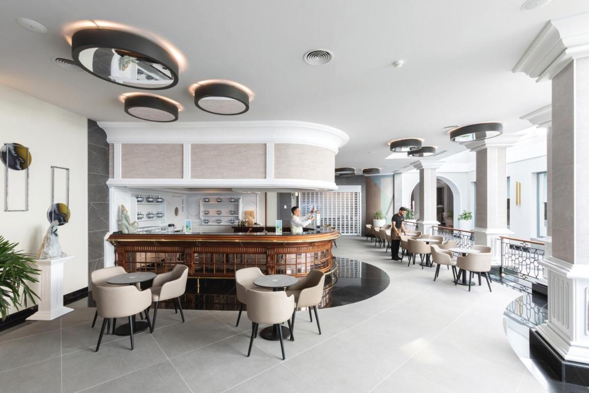 Um restaurante ou outro lugar para comer em Hotel Riu Madeira - All Inclusive