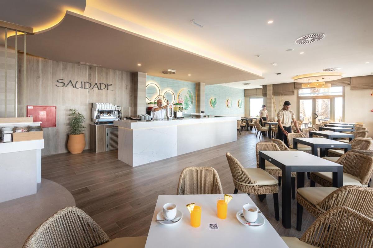 Um restaurante ou outro lugar para comer em Hotel Riu Madeira - All Inclusive