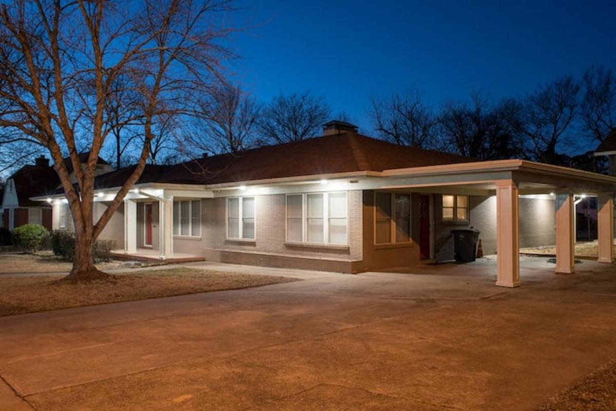 Oakwood Manor - Steps to Oaklawn, minutes to Downtown, Lakes, More - Housity