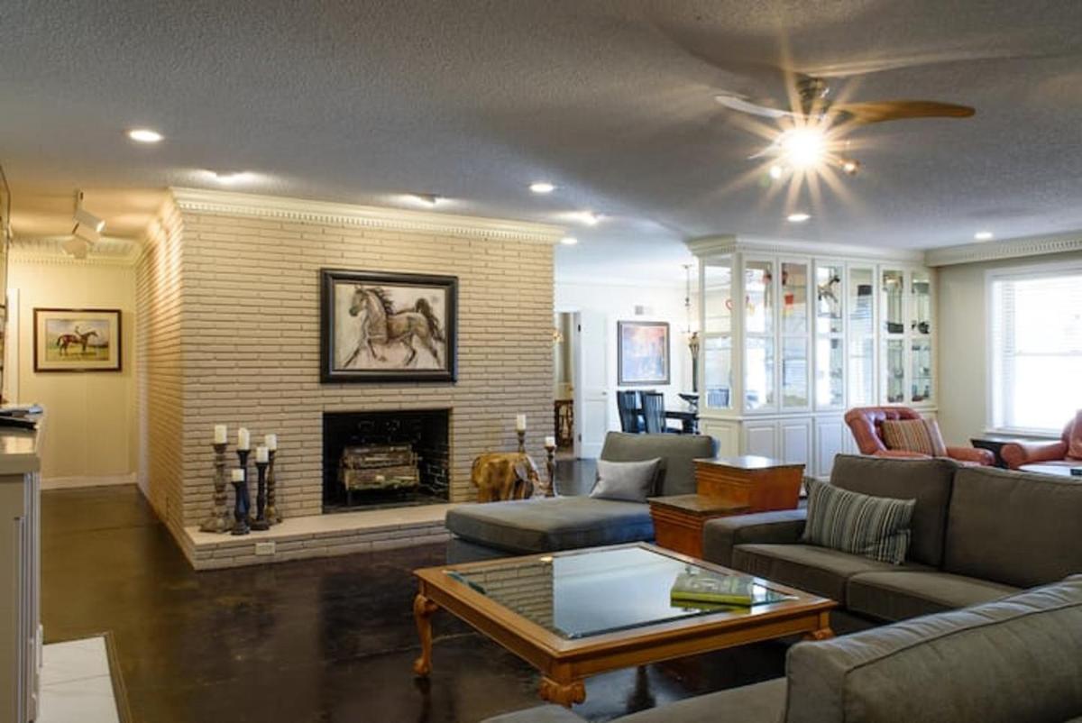 Oakwood Manor - Steps to Oaklawn, minutes to Downtown, Lakes, More - Housity