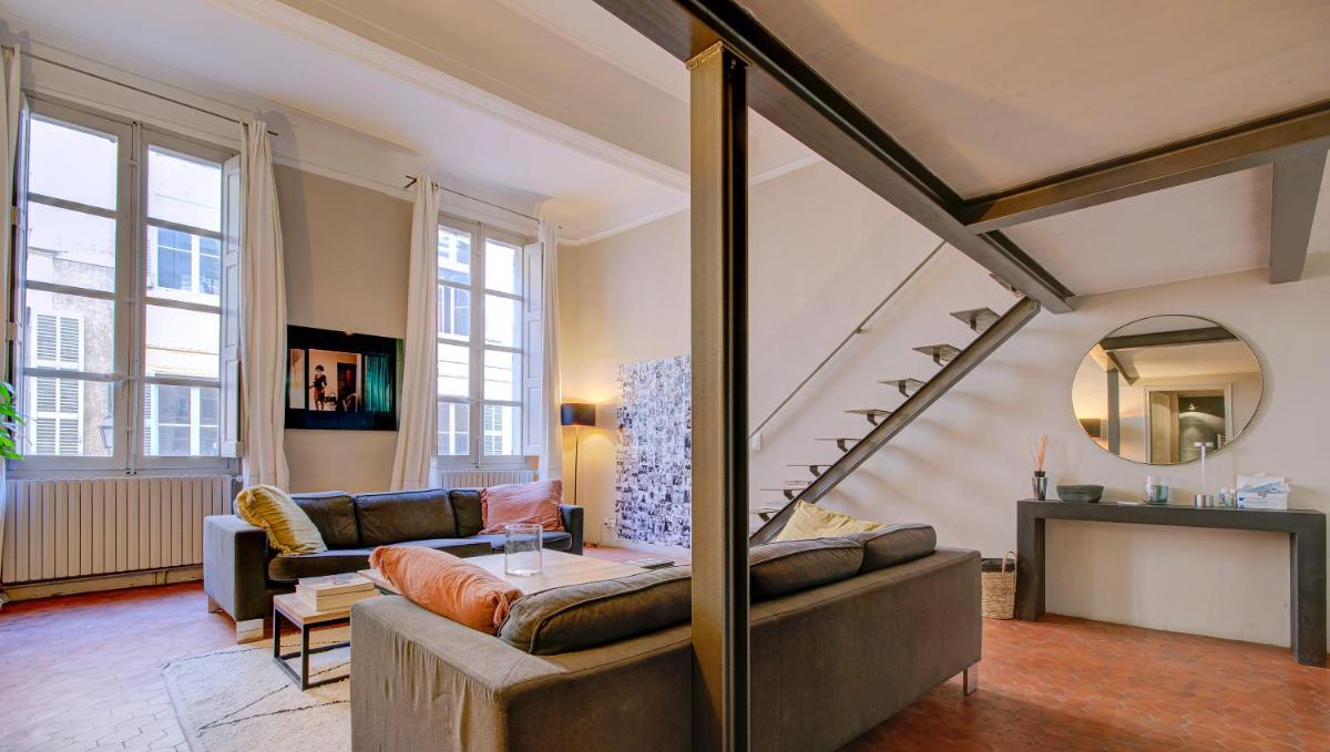 Superbe duplex avec patio - Housity