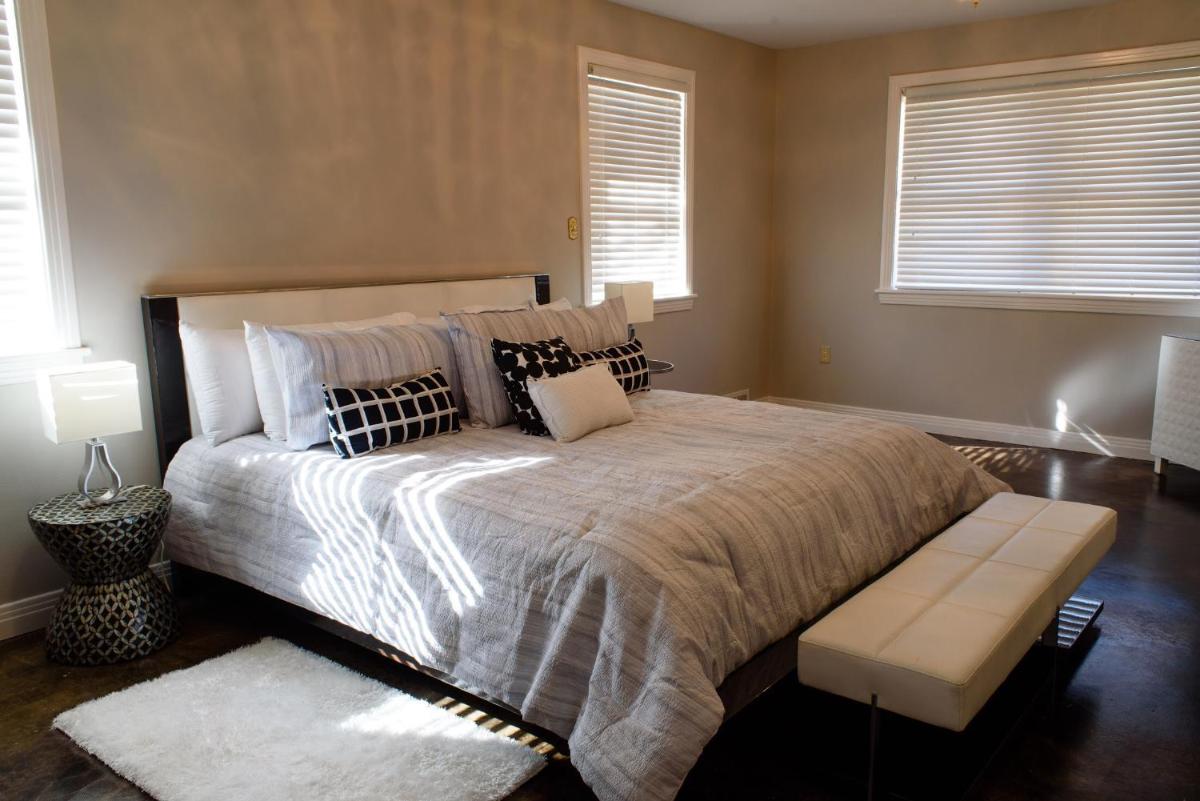 Oakwood Manor - Steps to Oaklawn, minutes to Downtown, Lakes, More - Housity