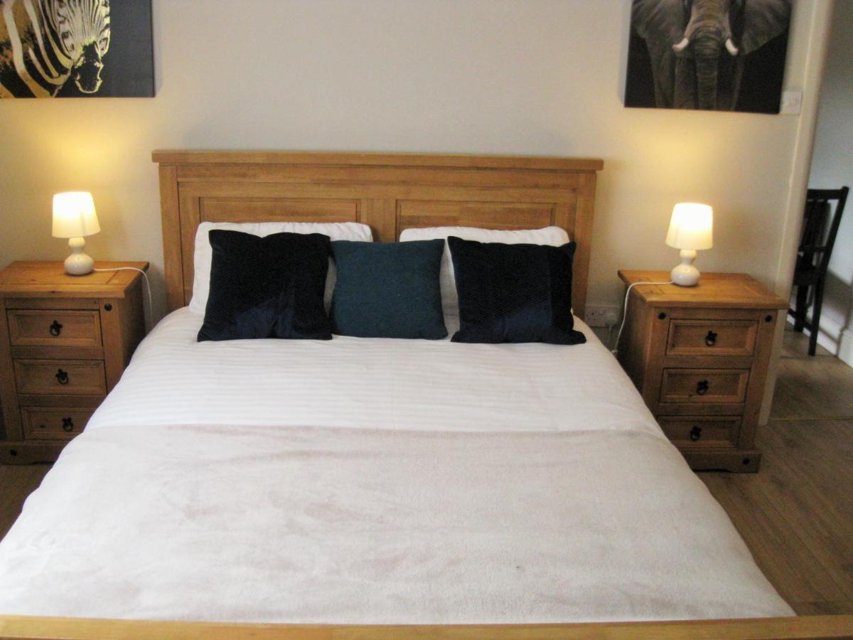 Swinb Apartment, with King Size Bed, Free WiFi and Free parking - Housity