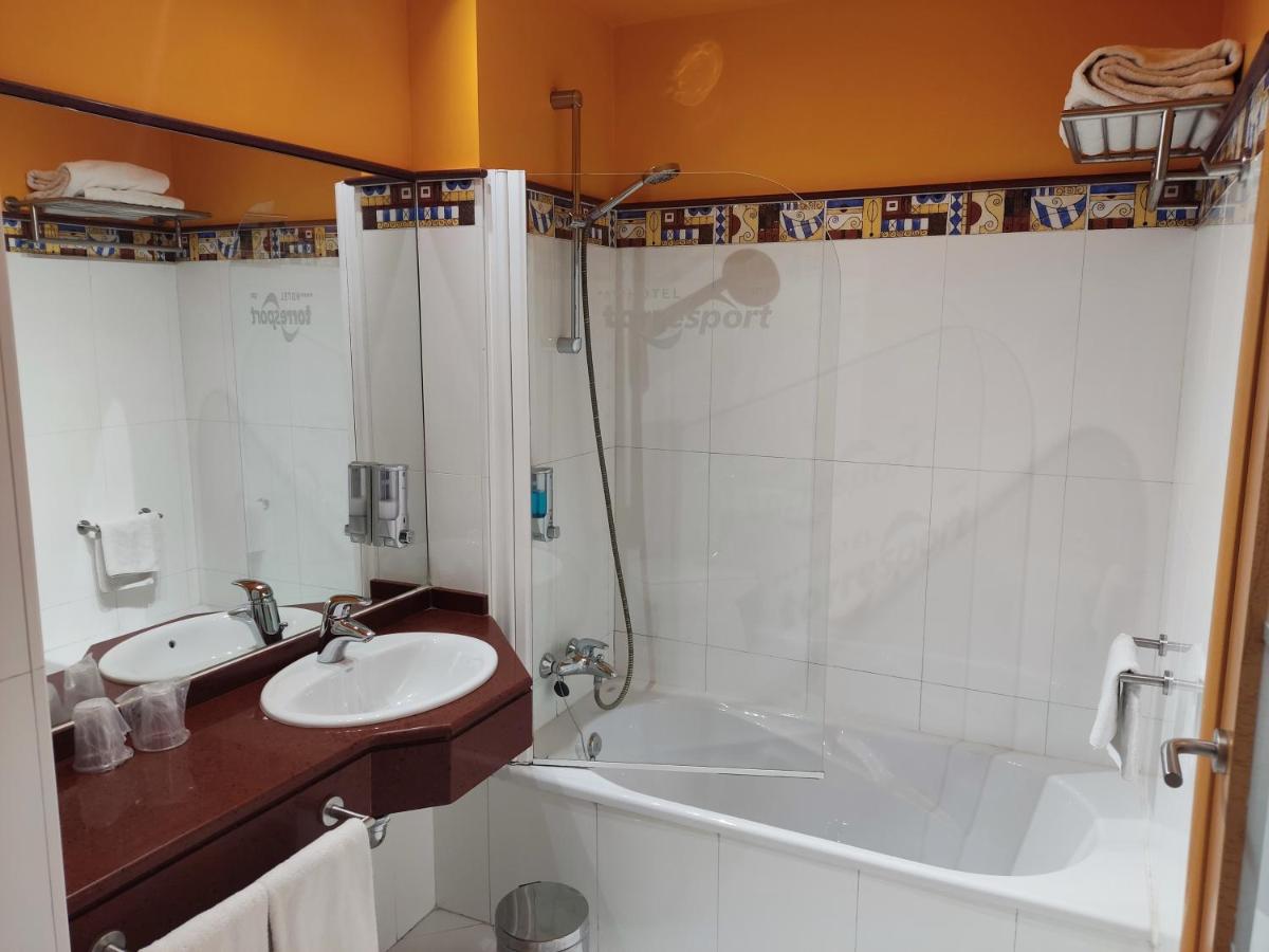 Un baño de Hotel Torresport