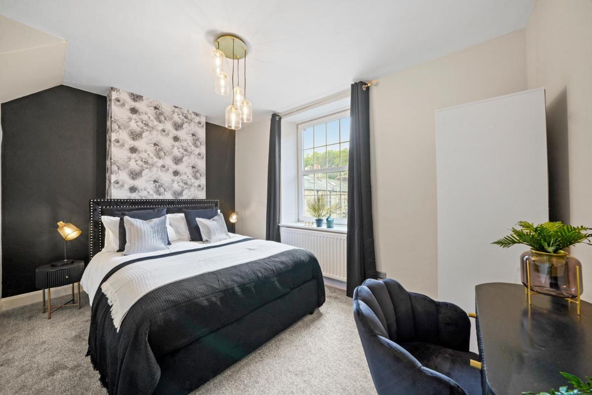 30 percent off! Central 5 Bed in Whitby - Games Room - Parking - Hot-Tub - Housity