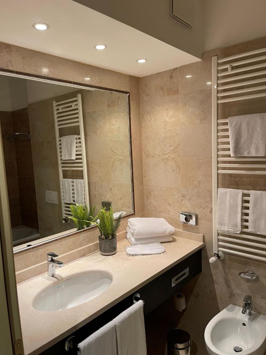 Elysium Hotel Raya - Housity