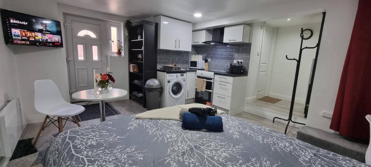 Charming, cosy hideaway with free WiFi, parking - Housity