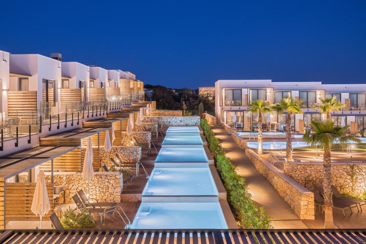 un hotel con piscina y un resort en Barceló Nura, en Sant Lluis