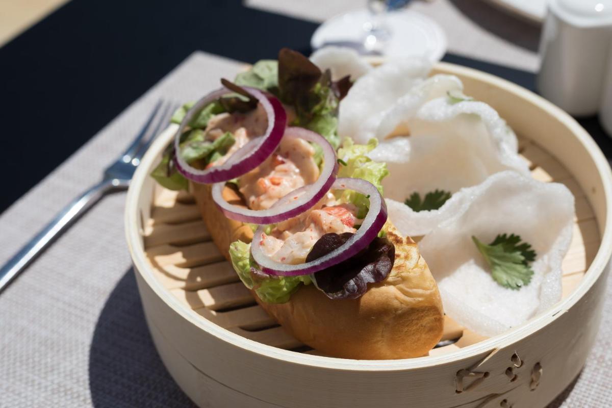 Comida en o cerca de este hotel