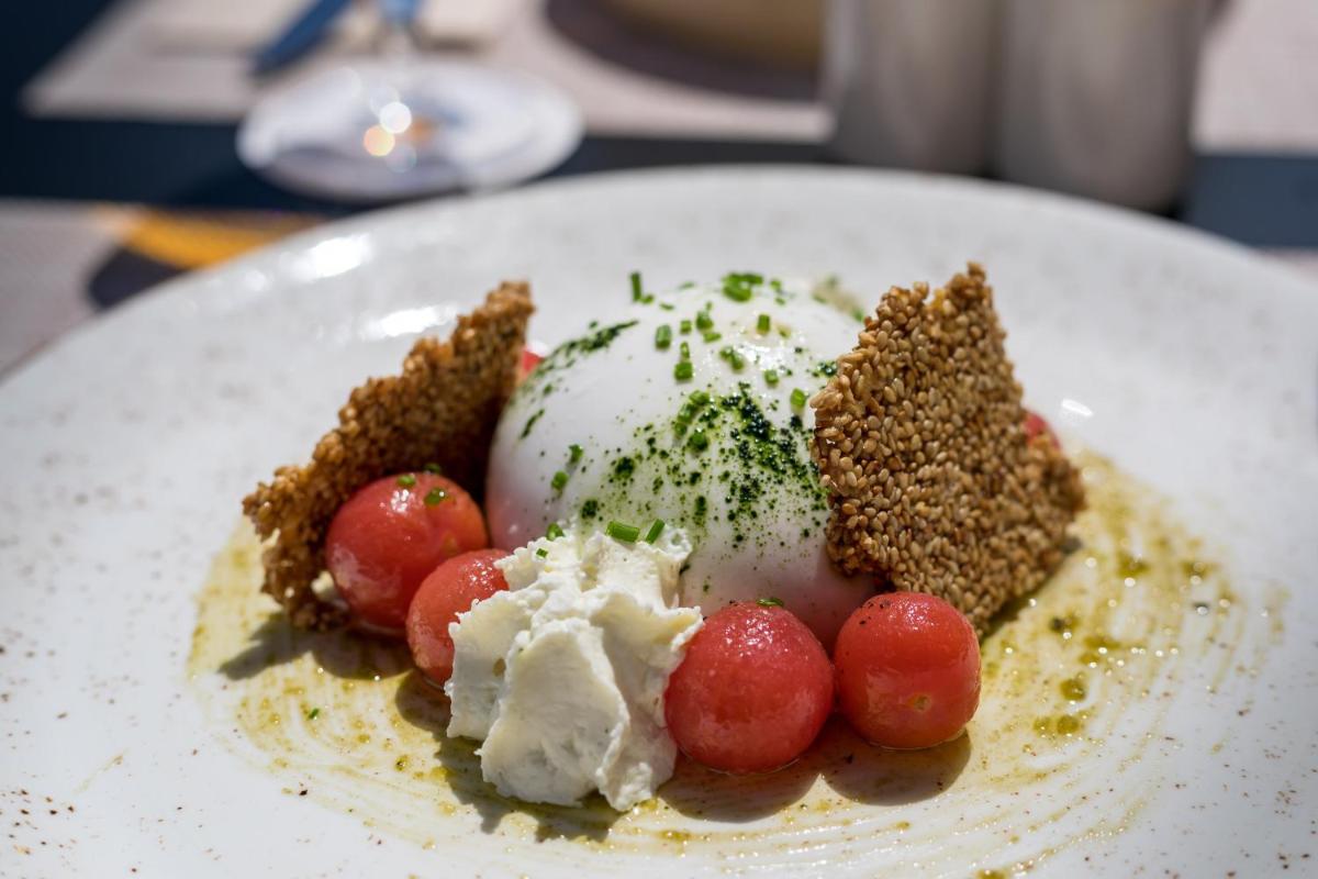 Comida en o cerca de este hotel