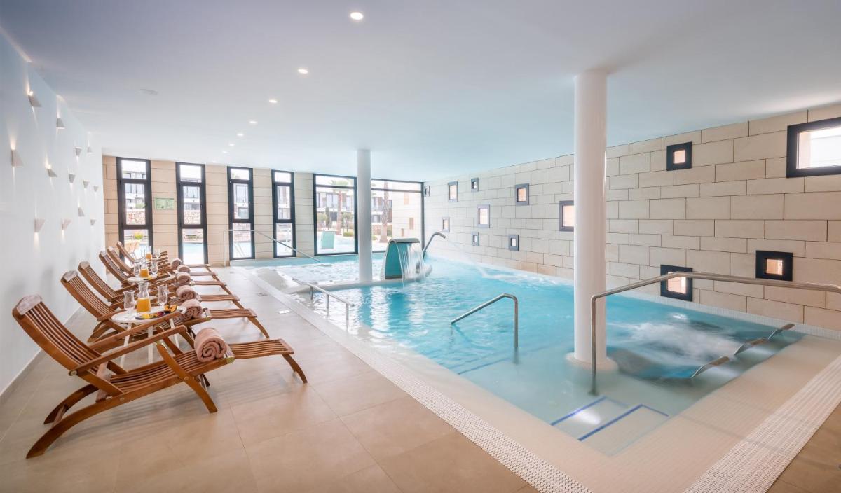 Piscina en o cerca de Barceló Nura