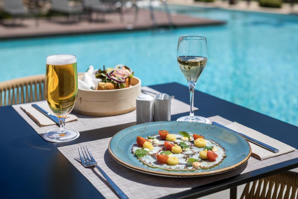 Comida en o cerca de este hotel