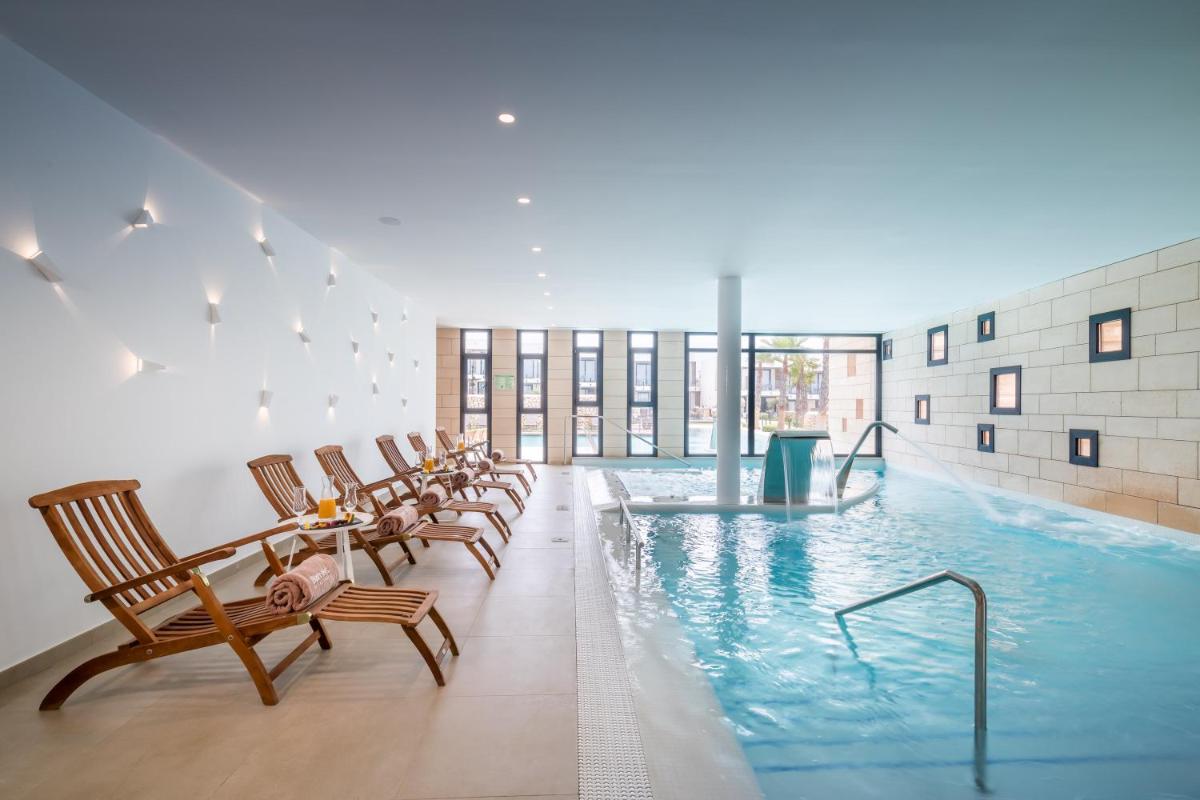 Piscina en o cerca de Barceló Nura