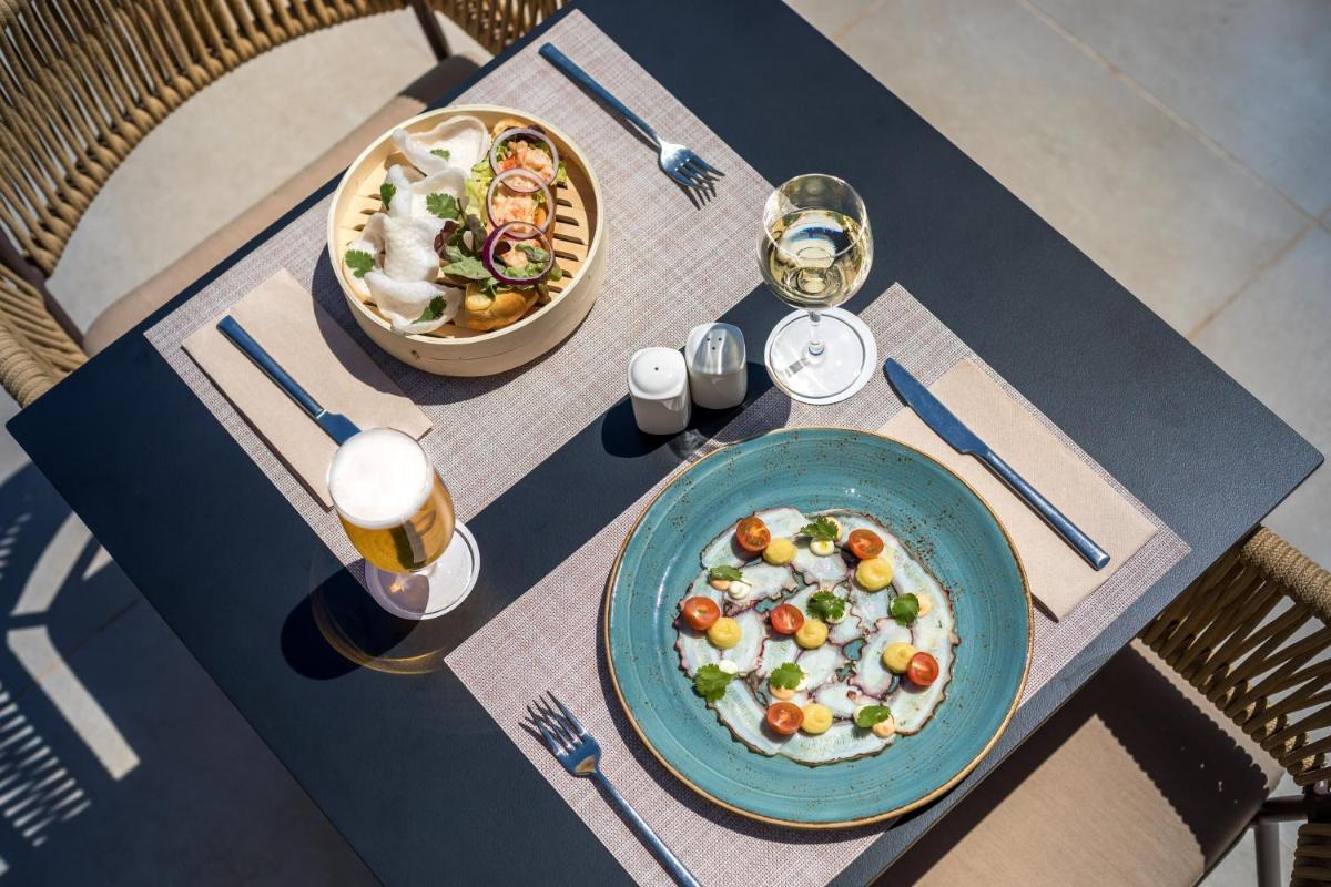 Comida en o cerca de este hotel