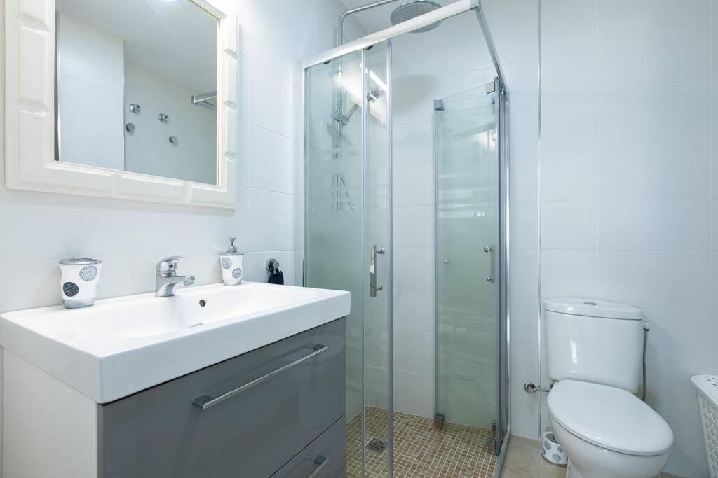 SEAVIEW Estepona Marine Port with POOLS - Housity