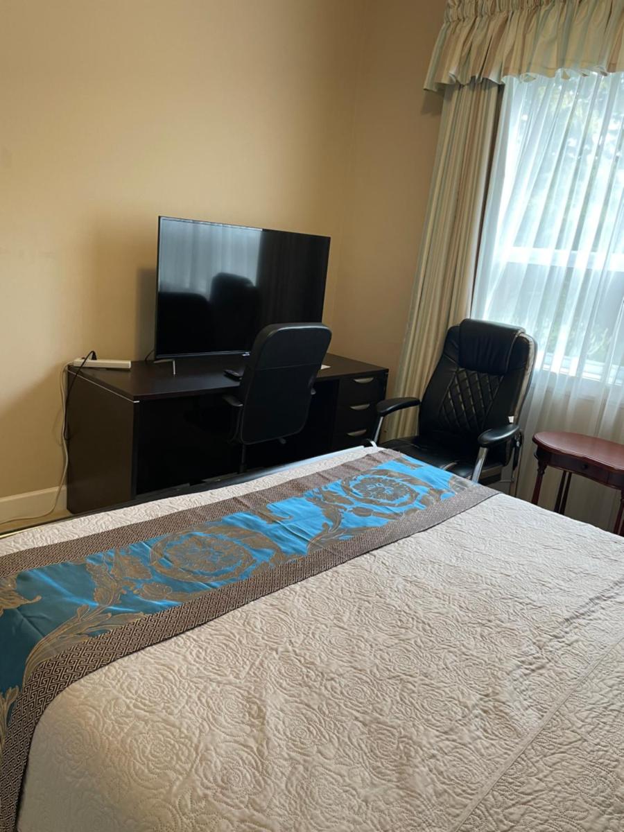 Separate 1 Bedroom suite with kitchen in seaside house - Housity