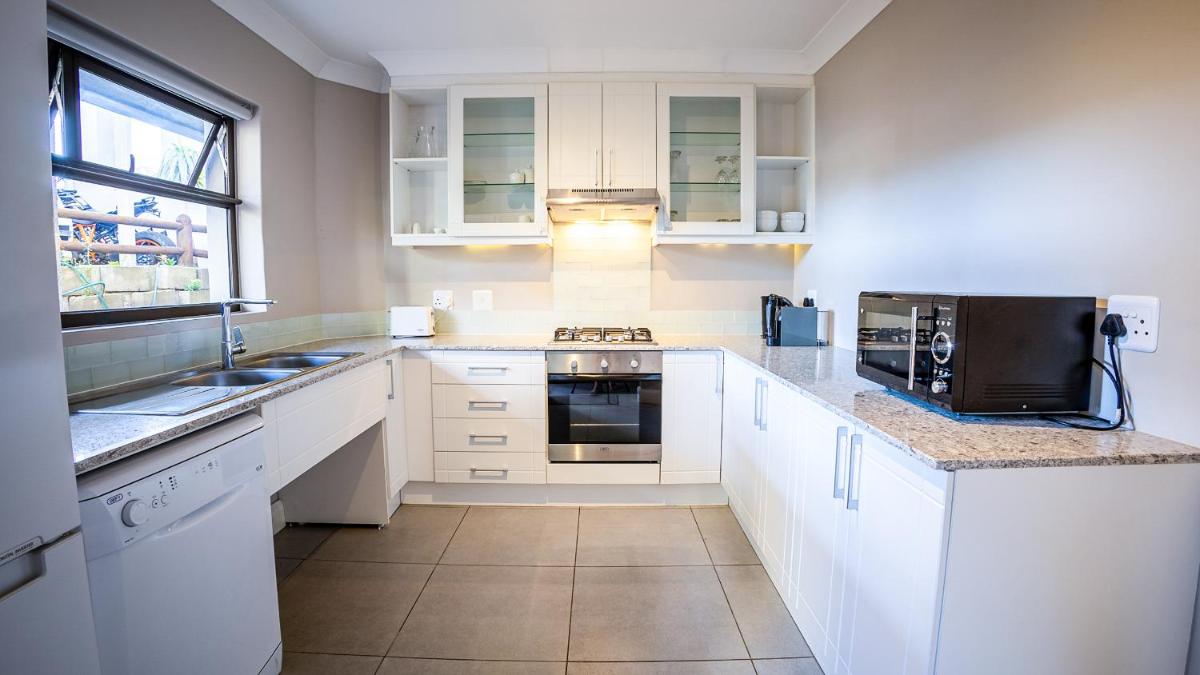Modern self-catering apartment in a secure estate - Hizvo