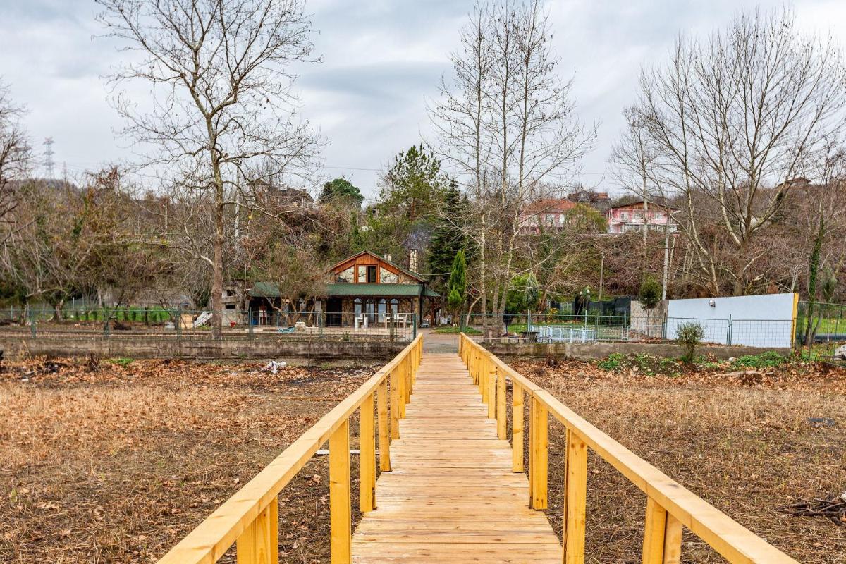 Villa on the Shore of Sapanca Lake near Kartepe - Housity