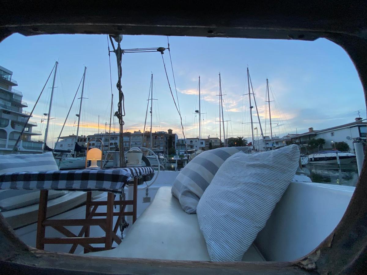 Alójate en un velero en Empuriabrava o regala la experiencia a alguien especial - Housity