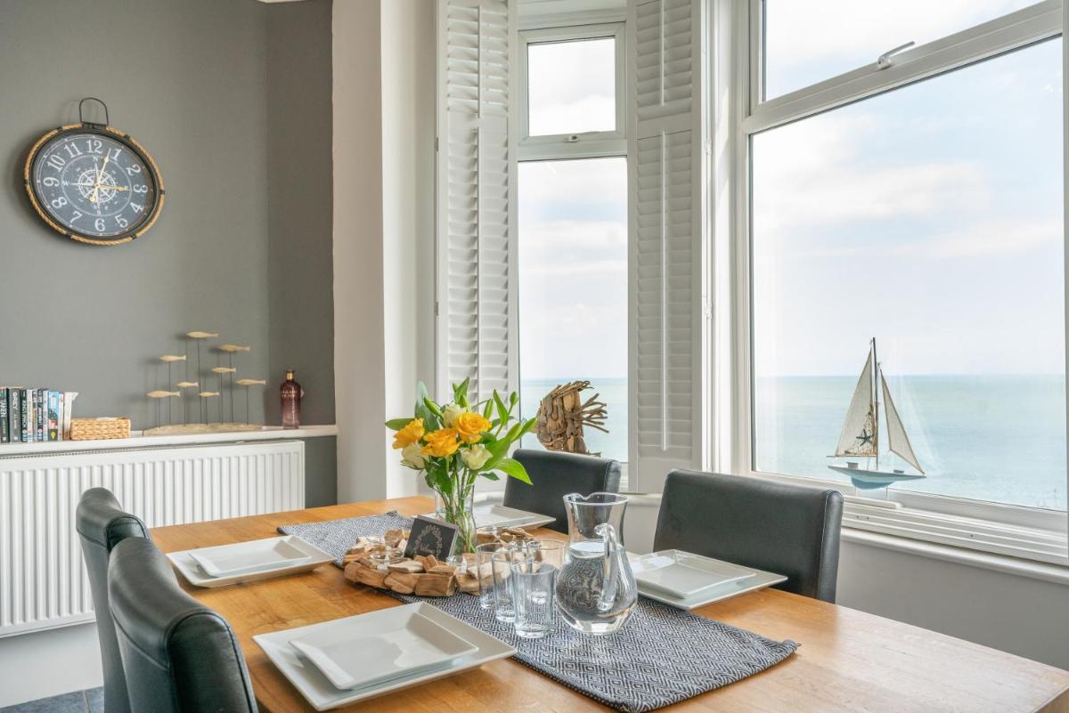 Stunning sea views Ventnor Apartment - Housity