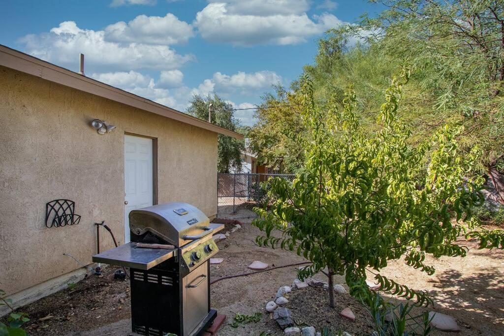 Great Vibe House + Hot Tub, Minutes to JTree Park - Housity