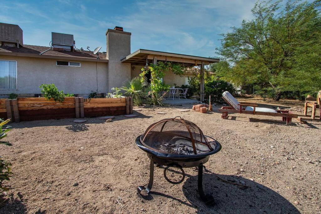 Great Vibe House + Hot Tub, Minutes to JTree Park - Housity