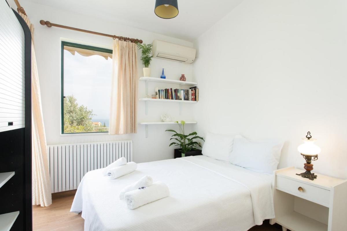 Eleni's House Cozy 2-Bedroom House with Garden - Housity