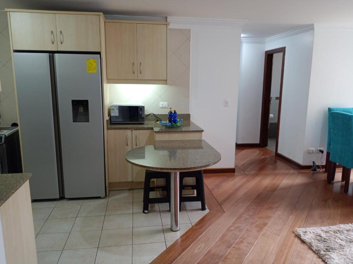 Rep Salvador, Quito 2-bedroom condo with parking and Netflix - Hizvo