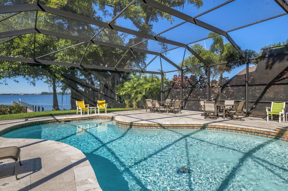 PLANTATION HOUSE on Palma Sola Bay Private Pool And Boat Dock home - Housity