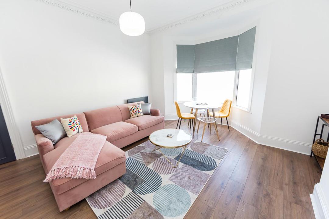 Coastline Villas - Heart of Redcar 1 & 2 Bed New Apartments, ideal for contractors and holidayers - Housity