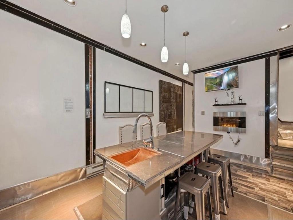 Stylish 4 Bedroom Home Near Philadelphia - Housity