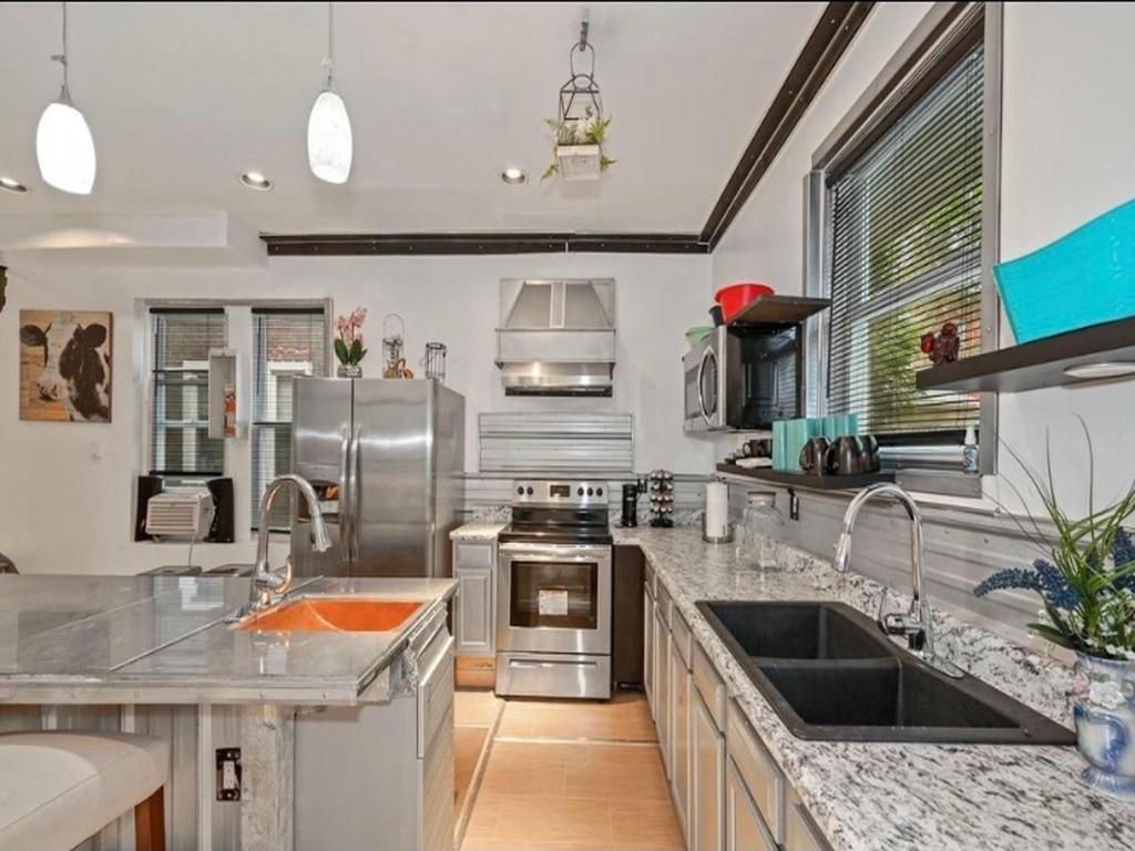 Stylish 4 Bedroom Home Near Philadelphia - Housity