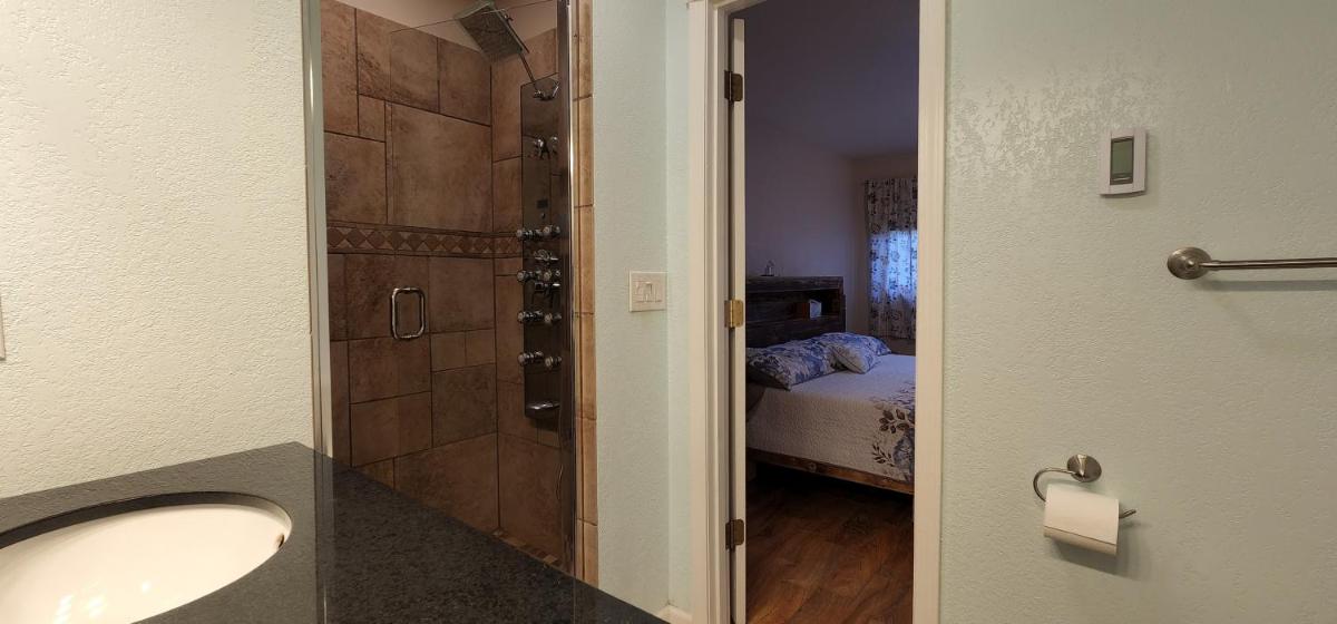Suitetrails - Trinity Escapes - Two Bedroom two bathroom full Apartment near airport