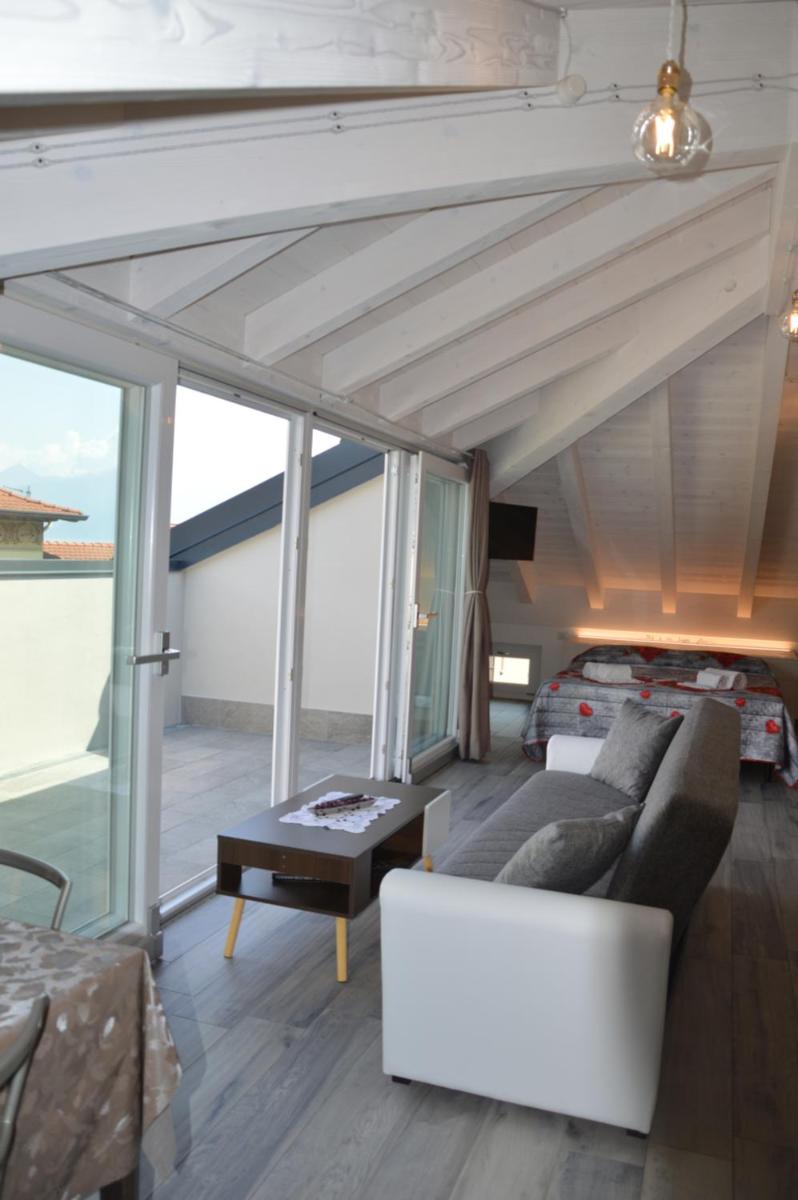 White suite - Jacuzzi, Swimming pool & Lake view - Housity