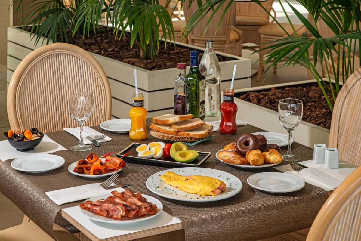 Comida en o cerca de este hotel