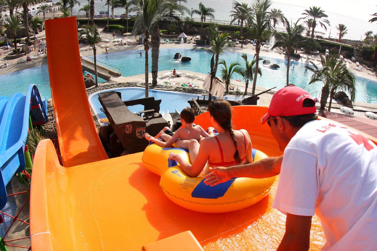 un grupo de personas montando en un parque temático en Hotel LIVVO Costa Taurito & Aquapark, en Taurito