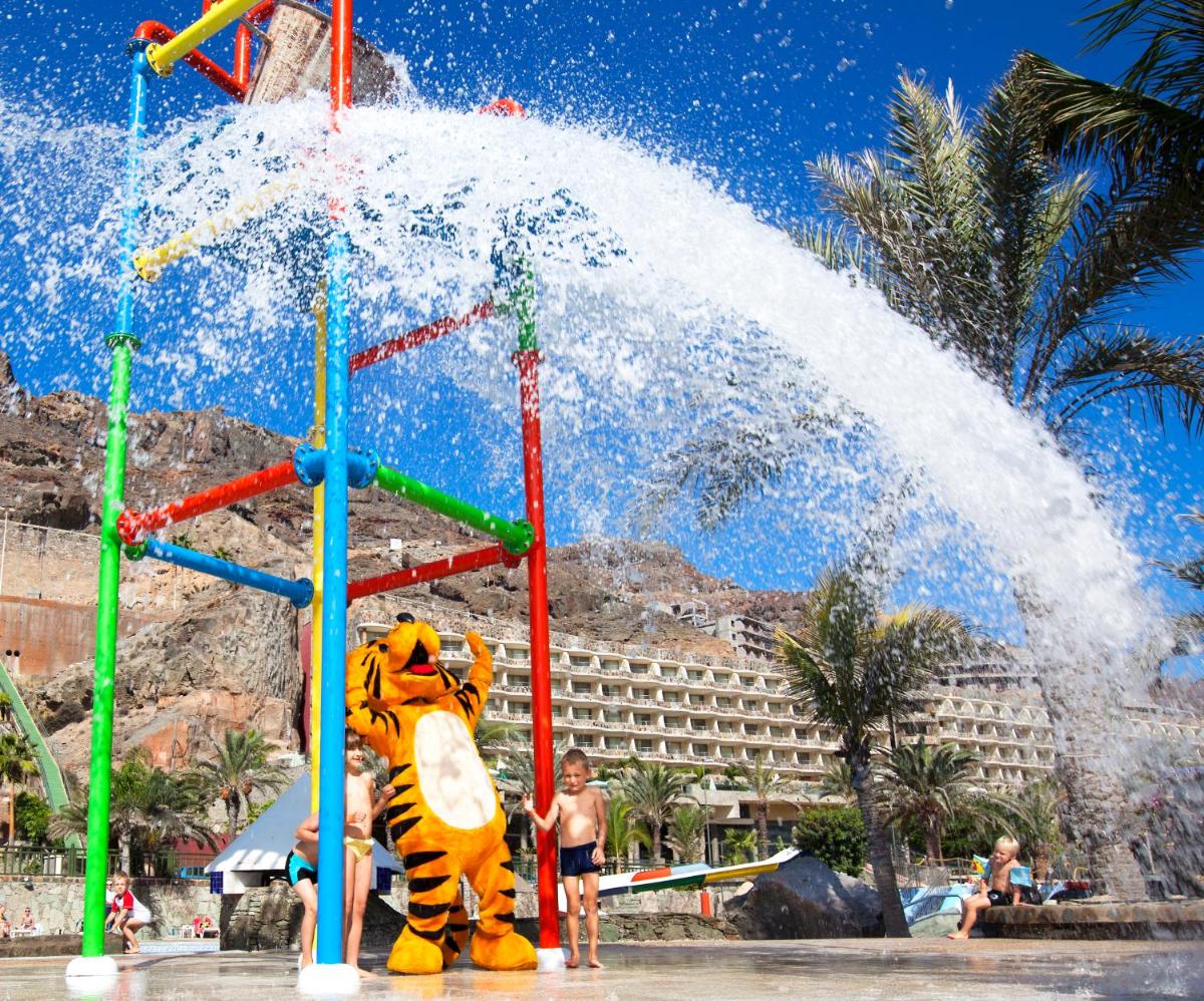 un niño está jugando en un parque acuático en Hotel LIVVO Costa Taurito & Aquapark, en Taurito