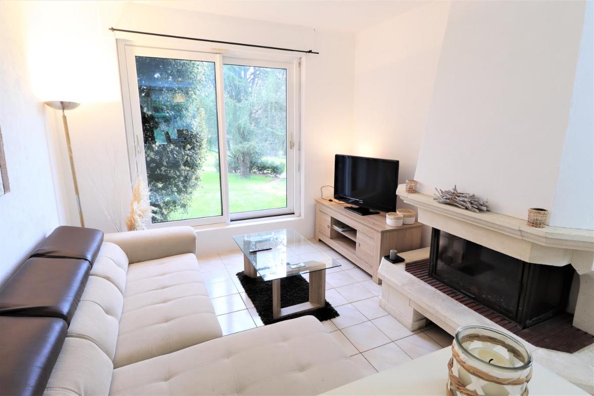 KER CECILE, MAISON AVEC TERRASSE - JARDIN - BARBECUE - PING-PONG - WIFI - 5 CHAMBRES - Housity