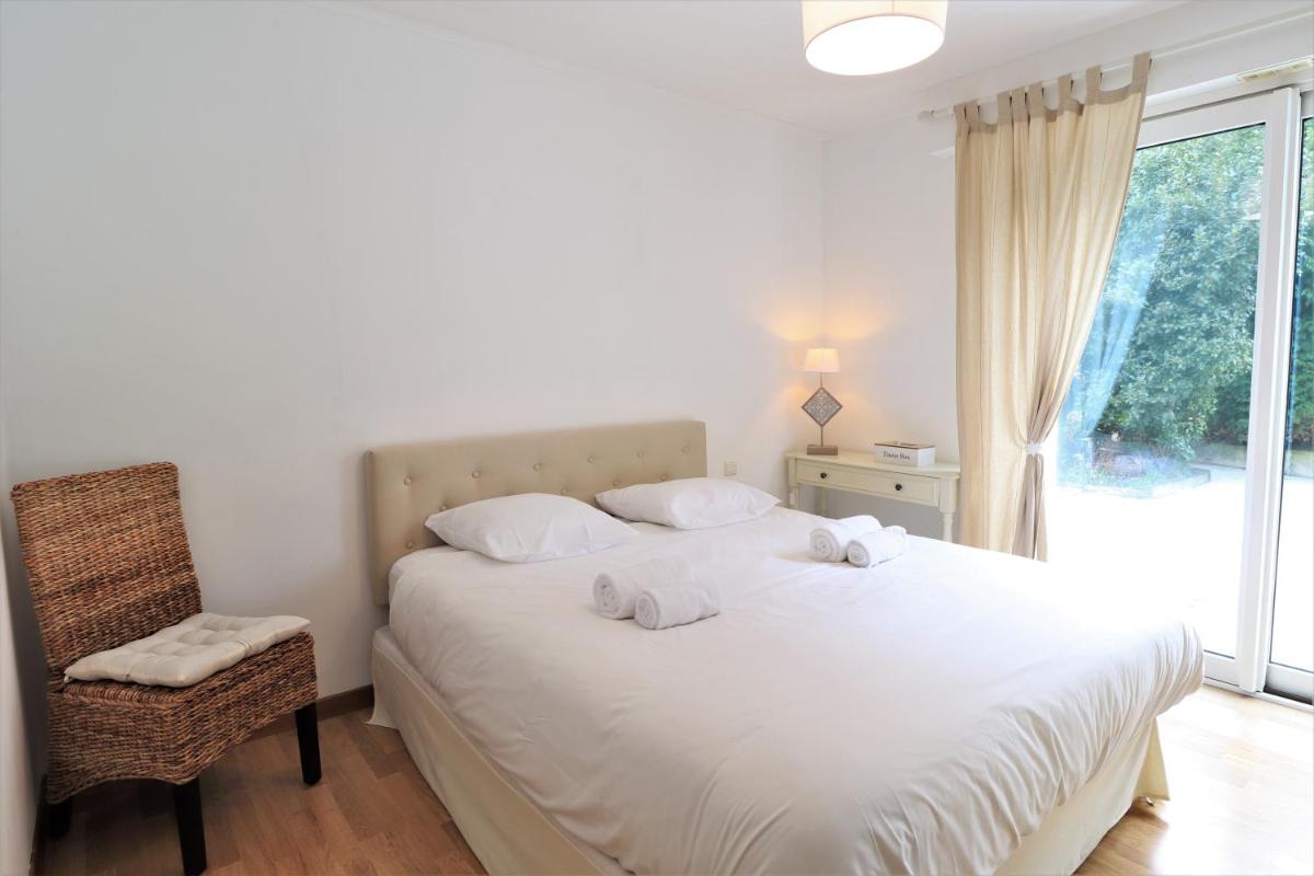 KER CECILE, MAISON AVEC TERRASSE - JARDIN - BARBECUE - PING-PONG - WIFI - 5 CHAMBRES - Housity