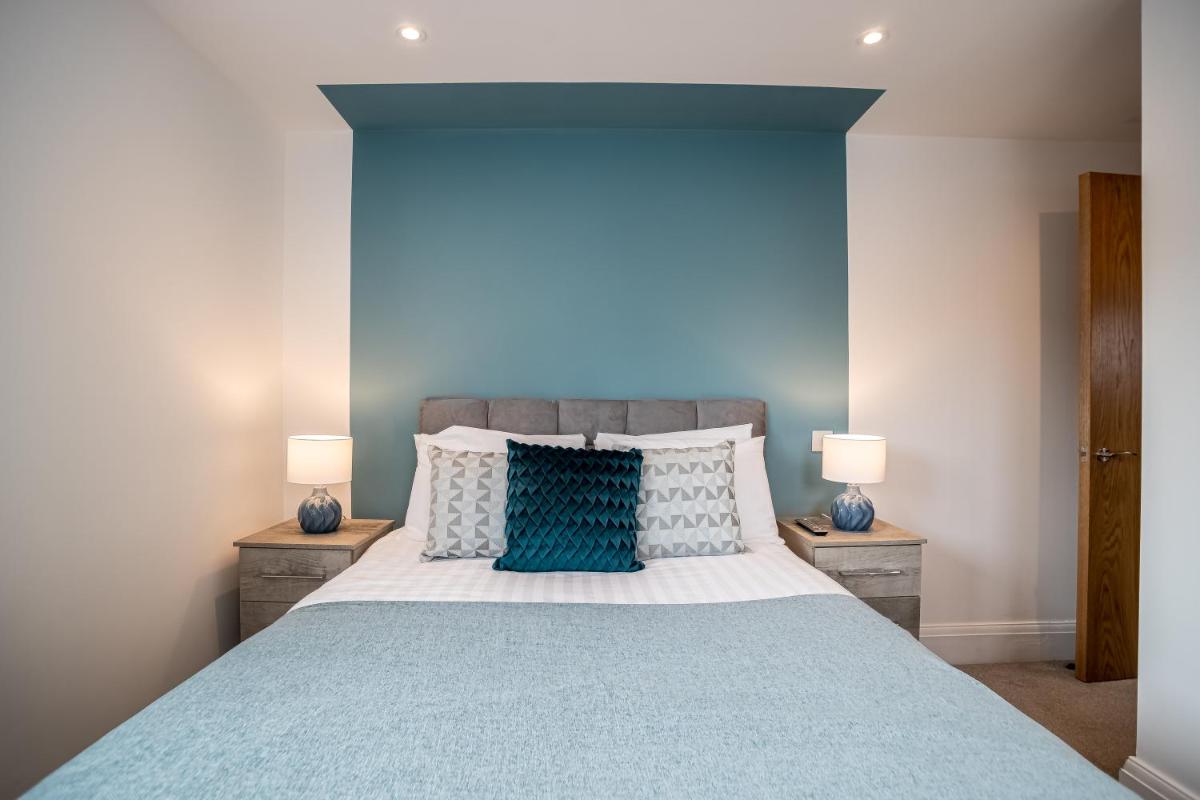 Elegant Fresh Spacious Two Bed Apartment - Juliet Balcony - Sea, Marina, Harbour Views, English Riviera Clock Tower - Housity