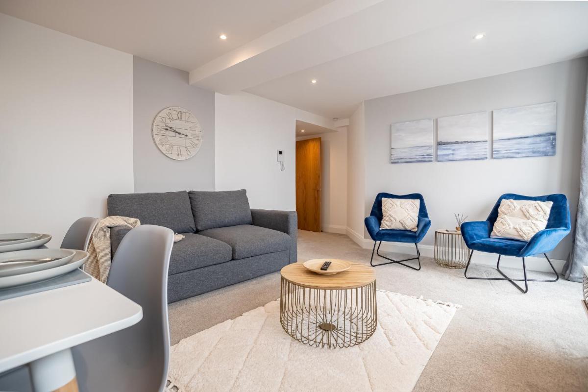 Elegant Fresh Spacious Two Bed Apartment - Juliet Balcony - Sea, Marina, Harbour Views, English Riviera Clock Tower - Housity