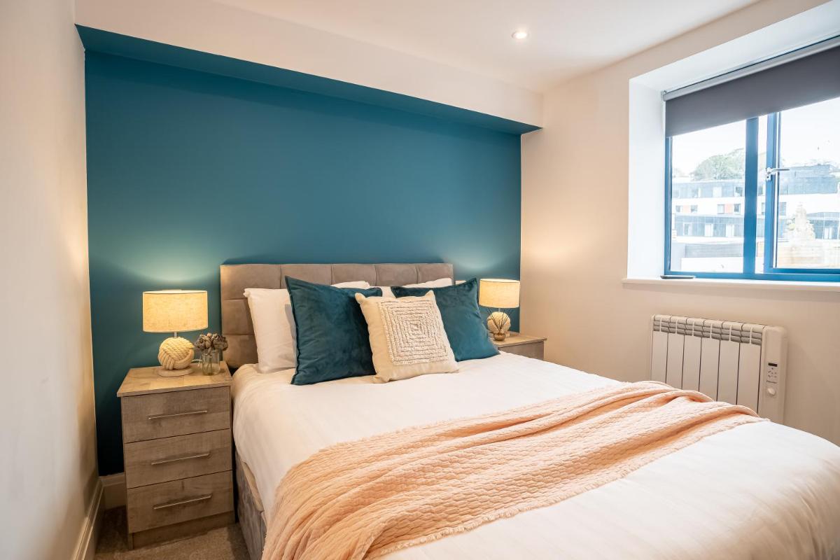 Elegant Fresh Spacious Two Bed Apartment - Juliet Balcony - Sea, Marina, Harbour Views, English Riviera Clock Tower - Housity