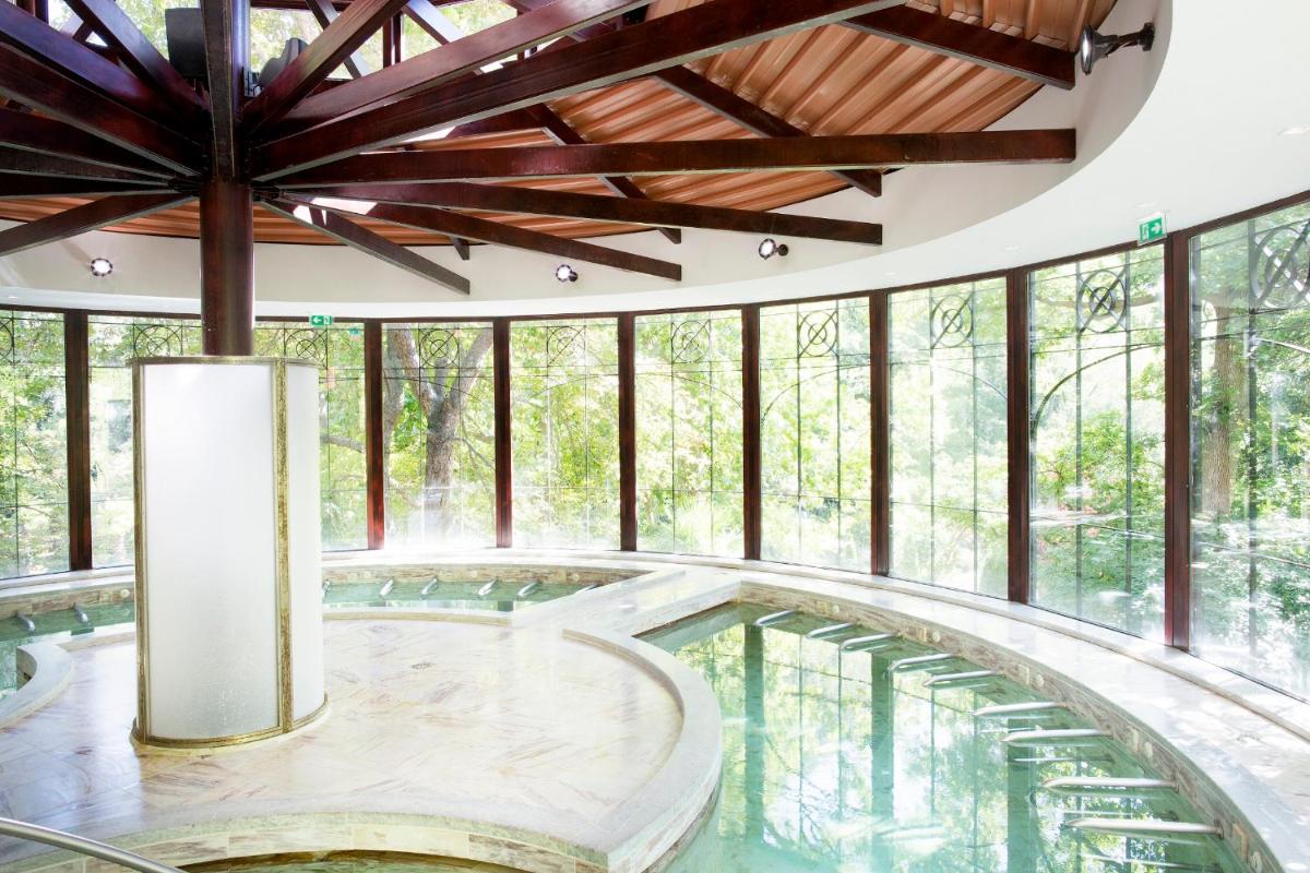 Piscine de l'établissement Château De Riell ou située à proximité