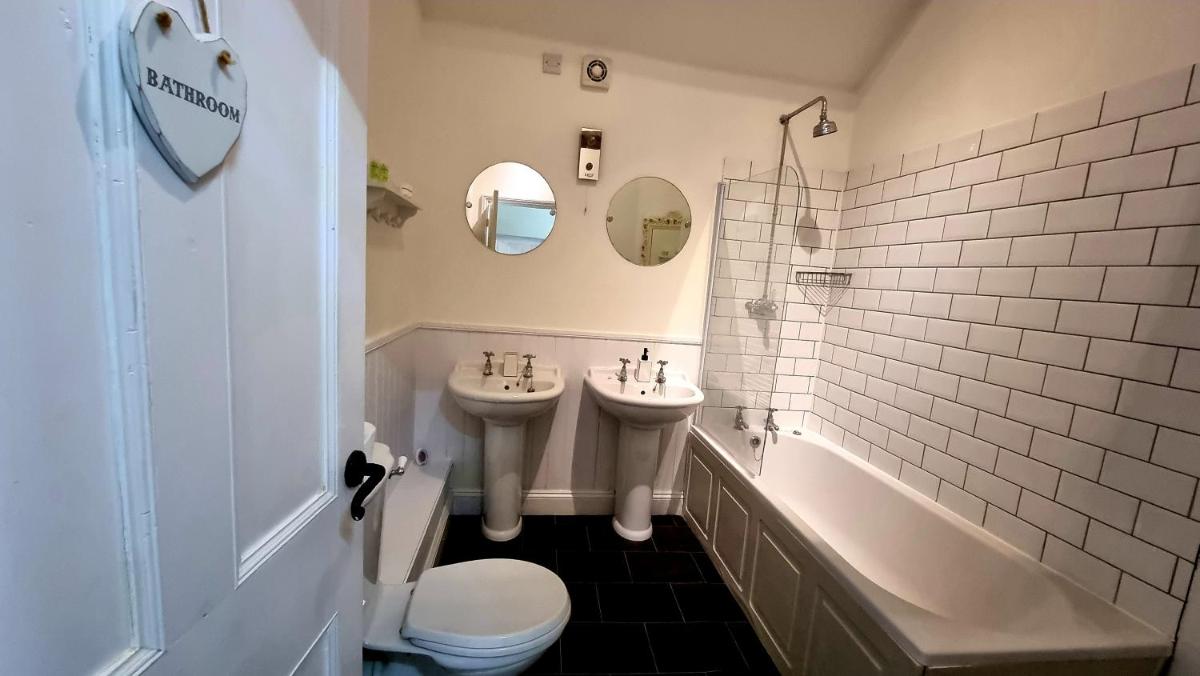 Antlers Bed and Breakfast - Housity