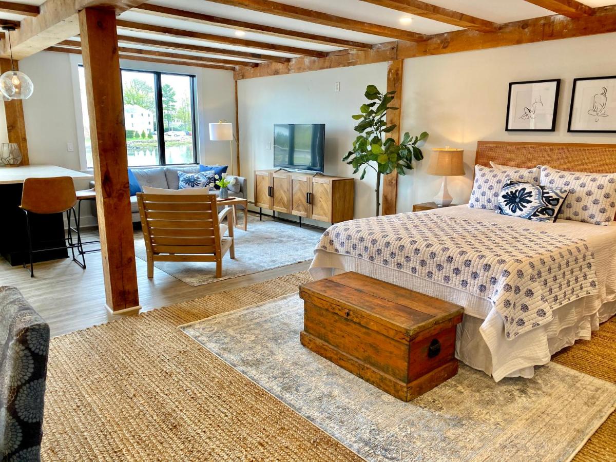 Serene Waterfront Studio in Downtown Portsmouth - Hizvo