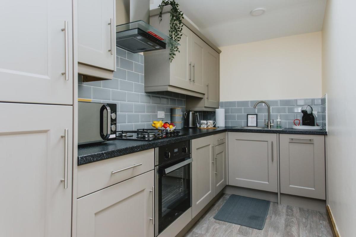 Cosy 2nd Floor Apartment - King Size Bed & Free Parking - Housity
