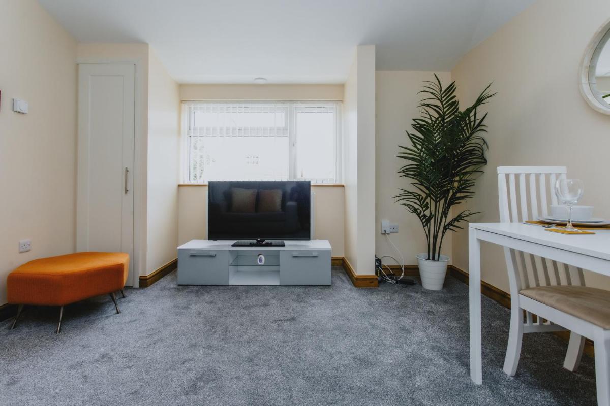 Cosy 2nd Floor Apartment - King Size Bed & Free Parking - Housity