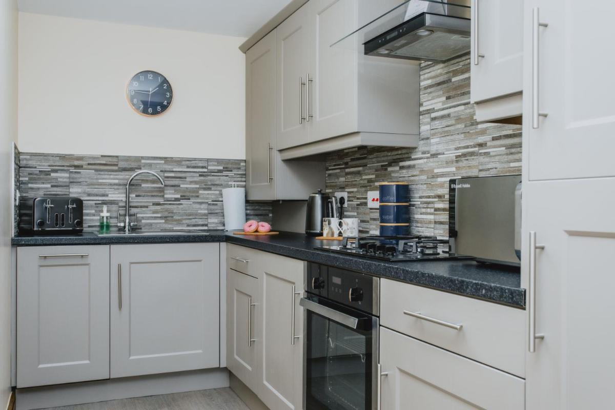 Spacious 2nd Floor Apartment - King Size Bed & Free Parking - Housity