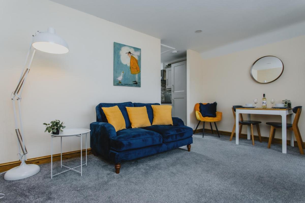 Spacious 2nd Floor Apartment - King Size Bed & Free Parking - Housity