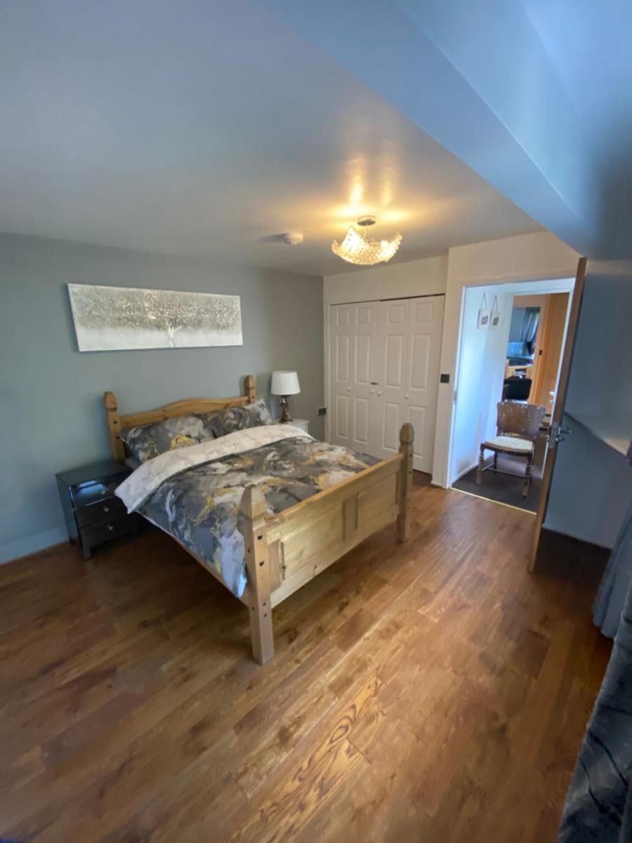 Stunning Beautiful 4-Bed House in South Wales - Housity
